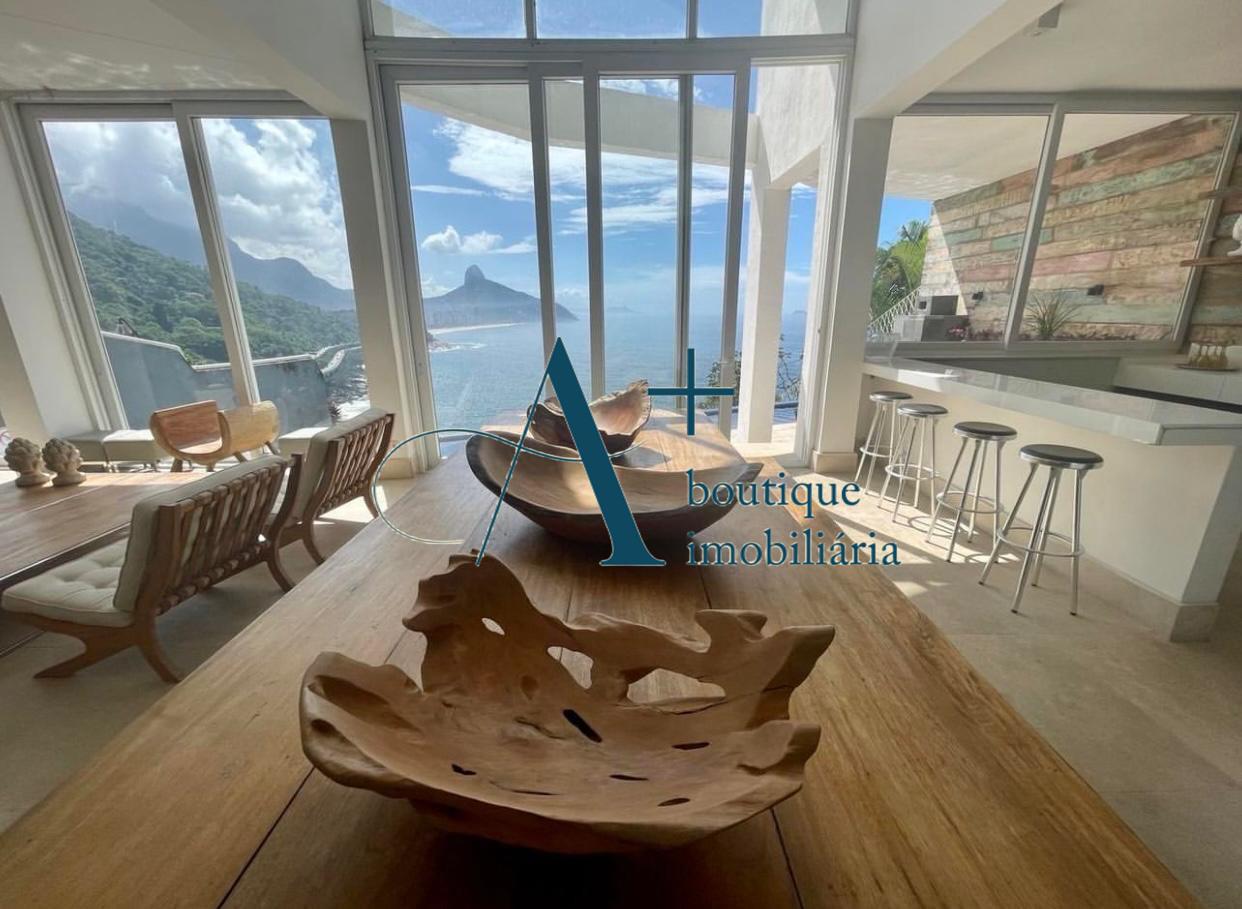 Mansão Cinematográfica no Joá: Porteira Fechada, 467m², 5 Suítes, Lazer Completo e Vista Privilegiada
